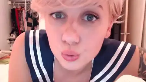 Solo seagirl playing her twat on webcam